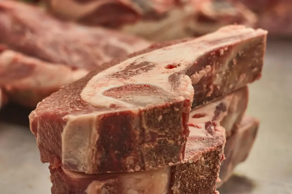 A close-up view of a cross-section of bone marrow, bathed in warm, soft lighting that highlights its rich, creamy texture. The marrow is surrounded by a delicate network of bone, showcasing its intricate structure. The image conveys a sense of the marrow's nutritional density, with subtle hues and shades suggesting the presence of vital nutrients like vitamins, minerals, and healthy fats. The composition is balanced and inviting, drawing the viewer's attention to the beauty and potential health benefits of this overlooked culinary treasure.