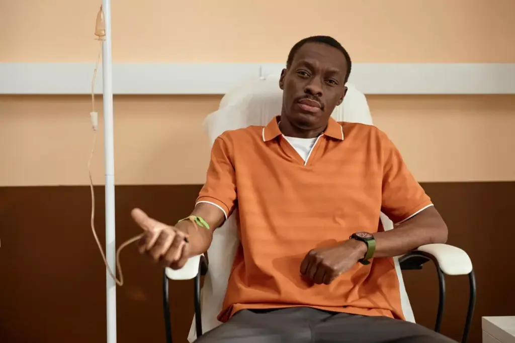 A detailed anatomical illustration of acute leukemia, a rapidly progressing blood cancer. In the foreground, a close-up view of abnormal, immature white blood cells, their nuclei stained deep violet against a light, hazy background. The middle ground depicts the disruption of normal blood cell production, with a cascade of red and white blood cells in varying stages of development. The background is a muted, subdued palette, conveying a sense of clinical, diagnostic imagery. Crisp, clean lighting emanates from the left, casting subtle shadows and highlighting the textural details of the cells. Captured with a macro lens, the image offers a comprehensive, scientific understanding of the disease.