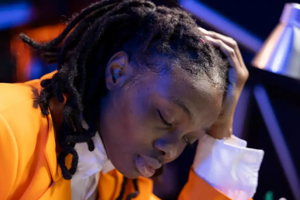 A detailed close-up of a human brain, with a prominent tumor visible, casting a subtle glow. The brain is enveloped in a hazy, muted atmosphere, suggesting an exhausted, weary state. Soft, diffuse lighting bathes the scene, creating a pensive, contemplative mood. The background fades into a dreamlike blur, emphasizing the central focus on the afflicted brain. Subtle hints of fatigue and excessive sleepiness are conveyed through the subdued tones and the brain's muted, sluggish appearance. The overall composition evokes a sense of the debilitating effects of brain cancer on the body's natural sleep-wake cycle.