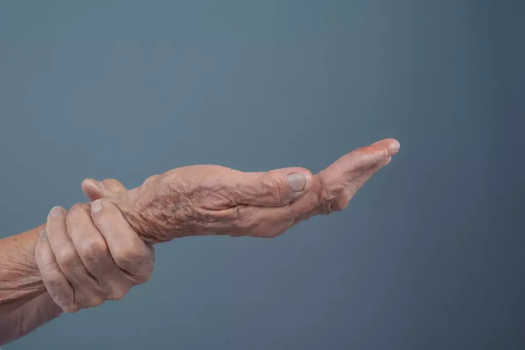 A detailed close-up of an elderly person's arthritic hands, with a warm, soft lighting illuminating the wrinkled skin and swollen joints. The foreground features the hands resting on a soft, comforting surface, perhaps a plush blanket or pillow. In the middle ground, various over-the-counter pain relief medications are positioned, their packaging suggesting natural, herbal remedies. The background is blurred, creating a sense of focus on the hands and the treatments. The overall mood is one of soothing comfort and the promise of relief, conveying the essential need for effective, accessible pain management solutions for those suffering from the debilitating effects of arthritis.
