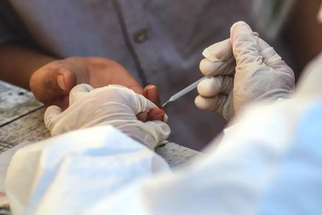 A detailed comparison of different carpal tunnel surgery procedures, showcased in a meticulously rendered medical illustration. In the foreground, three cross-sectional diagrams display the key steps of open, endoscopic, and minimally invasive techniques. The middle ground features a surgeon's hand performing the various incisions, with precision instruments and a magnified view of the anatomy. The background depicts a serene, dimly lit operating theater with subtle lighting and a sense of clinical professionalism. The composition strikes a balance between technical accuracy and visual aesthetics, guiding the viewer through the distinct surgical approaches for treating carpal tunnel syndrome.