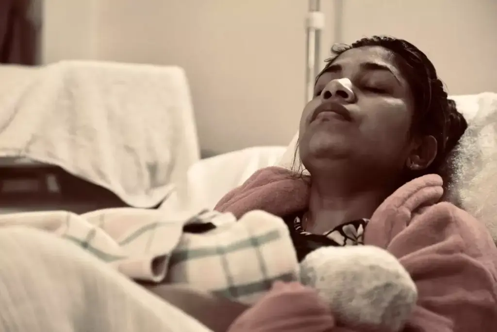 A fatigued, weary woman rests on a couch, her body language conveying the heavy burden of chemotherapy-induced exhaustion. The dimly lit room casts a somber, muted palette, emphasizing the weariness in her expression. Soft, diffused lighting gently illuminates her face, highlighting the dark circles under her eyes and the pallor of her skin, a visible testament to the toll of cancer treatment. The background is slightly blurred, drawing the viewer's focus to the woman's introspective gaze, conveying the profound impact of chemotherapy-related fatigue on her daily life. A fatigued, weary woman rests on a couch, her body language conveying the heavy burden of chemotherapy-induced exhaustion. The dimly lit room casts a somber, muted palette, emphasizing the weariness in her expression. Soft, diffused lighting gently illuminates her face, highlighting the dark circles under her eyes and the pallor of her skin, a visible testament to the toll of cancer treatment. The background is slightly blurred, drawing the viewer's focus to the woman's introspective gaze, conveying the profound impact of chemotherapy-related fatigue on her daily life.